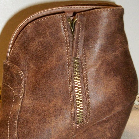 QUPID Sz 5.5 NEW Brown Distressed Look Faux Leather Booties 3 1/4 Wedge Side Zip - Picture 6 of 14